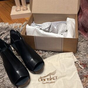 Dansko Women's Sable Black Tumbled Calf Sandal